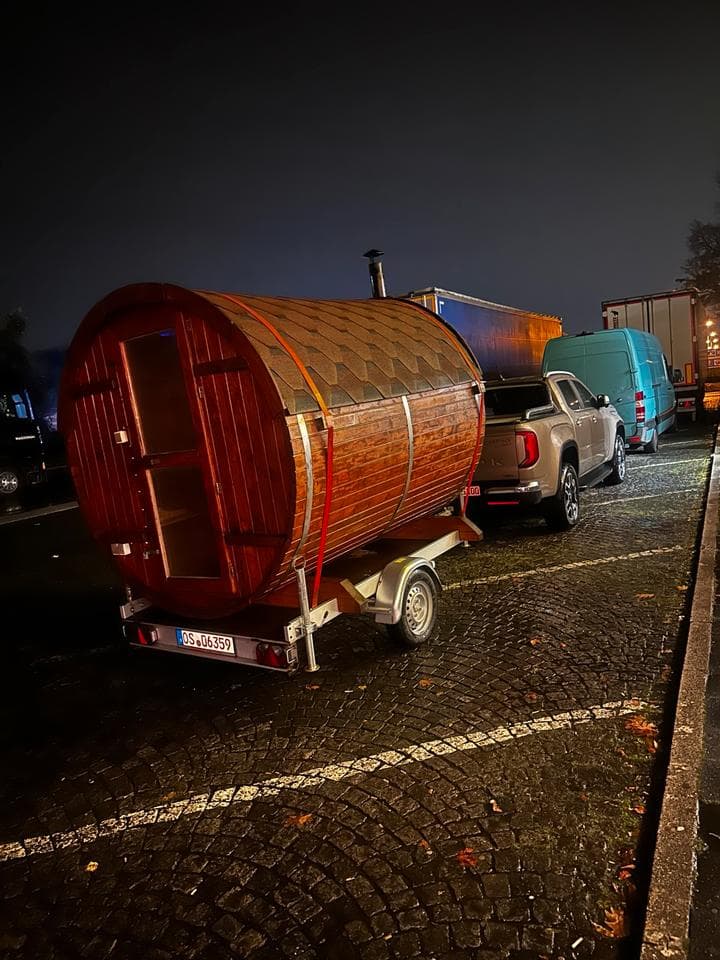 HotBox Fire – mobile Fasssauna auf Anhänger